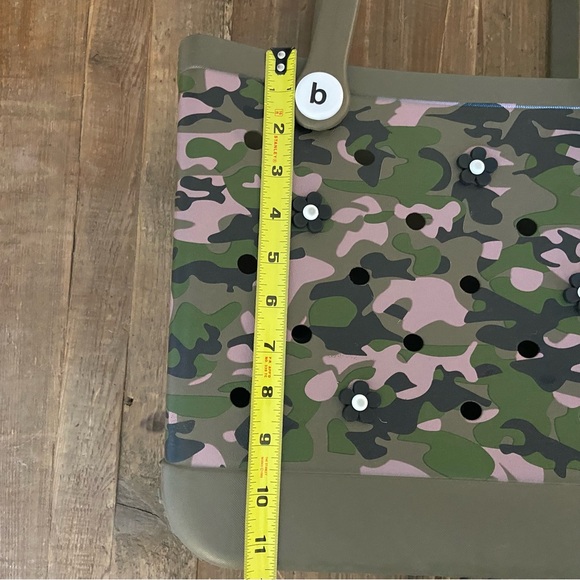 BOGG BAG CAMO DURABLE TOTE WATERPROOF WITH FLOWER CHARMS - Picture 9 of 10